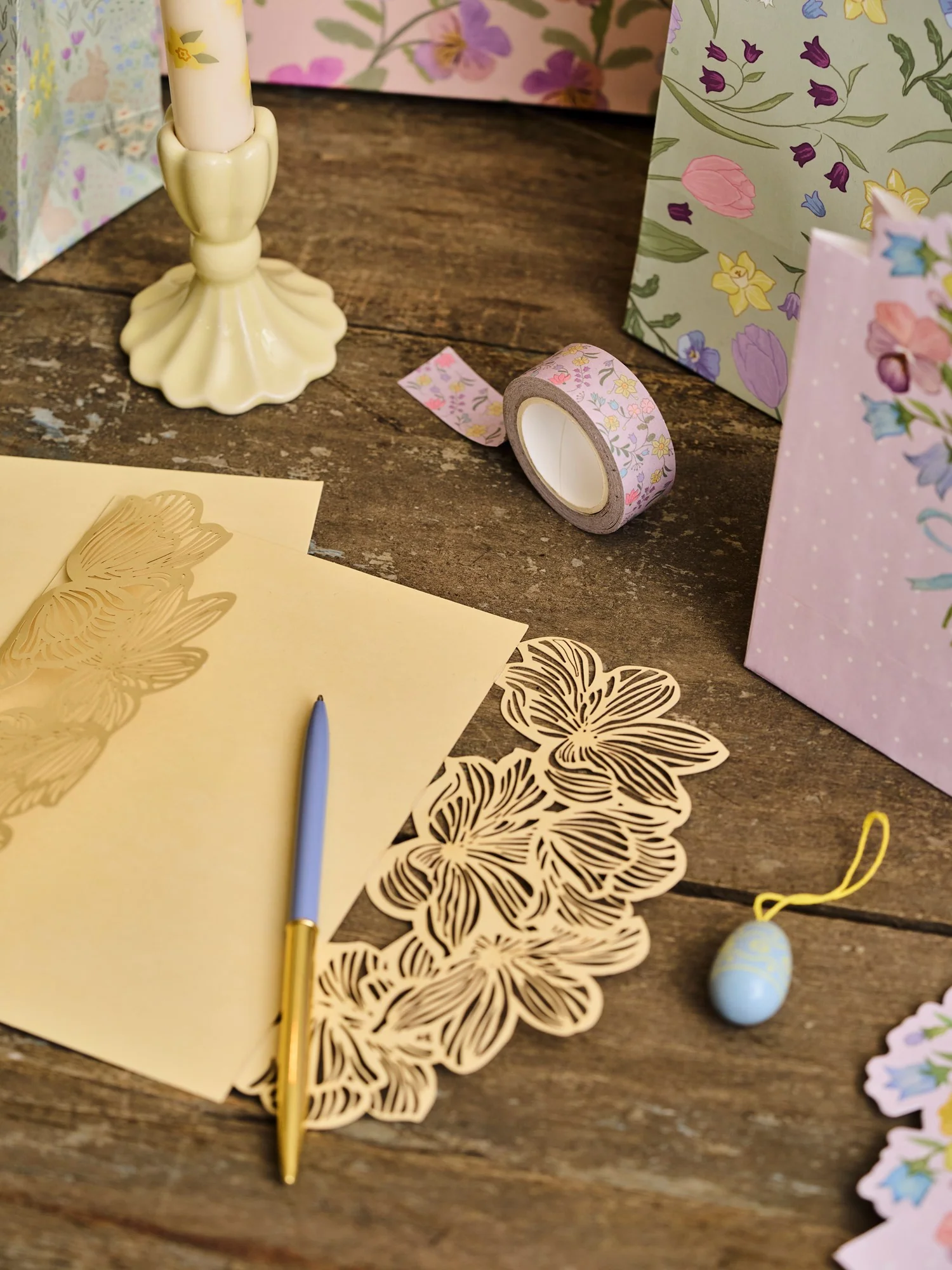 Card with cut-out flowers - Image 2
