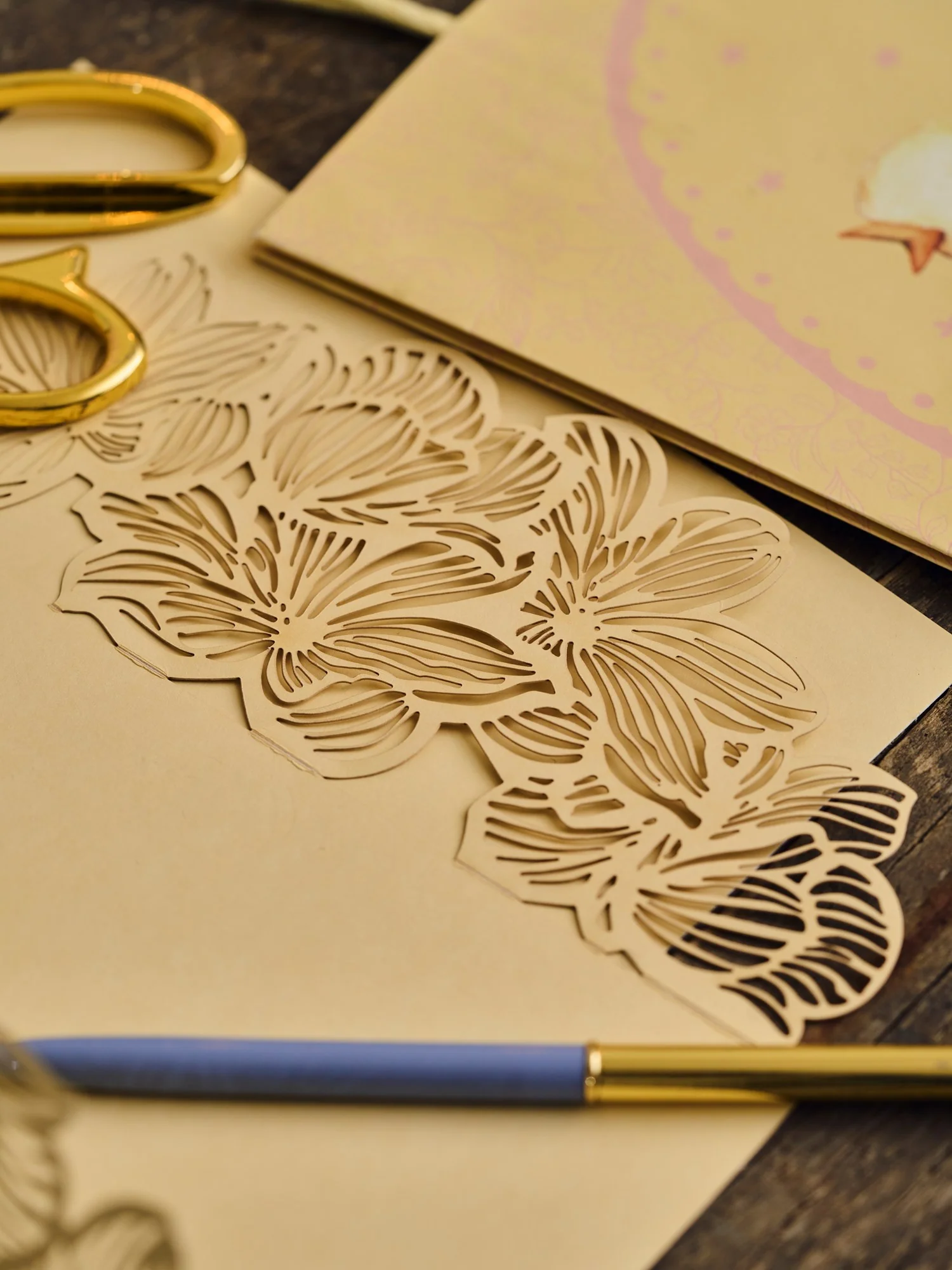 Card with cut-out flowers - Image 3