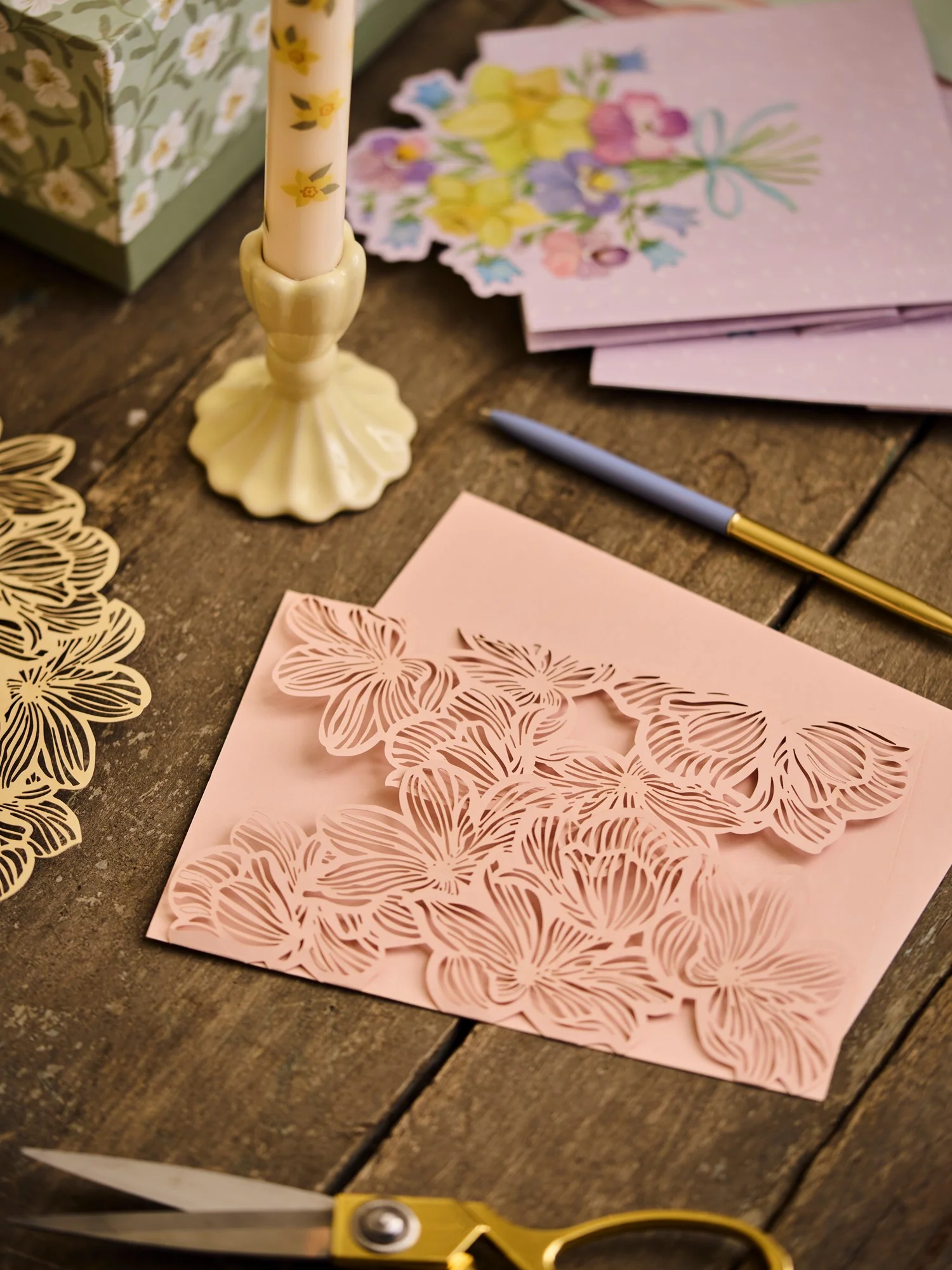 Card with cut-out flowers - Image 5