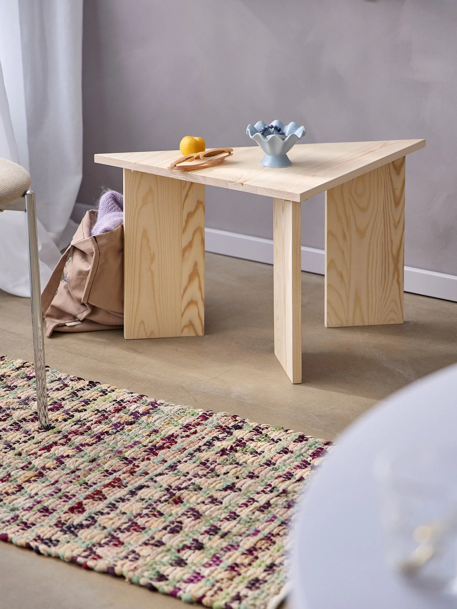 Triangular pinewood side table - Image 2