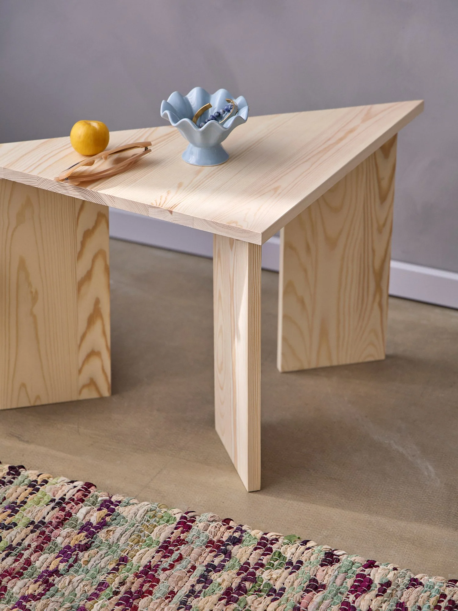 Triangular pinewood side table - Image 3