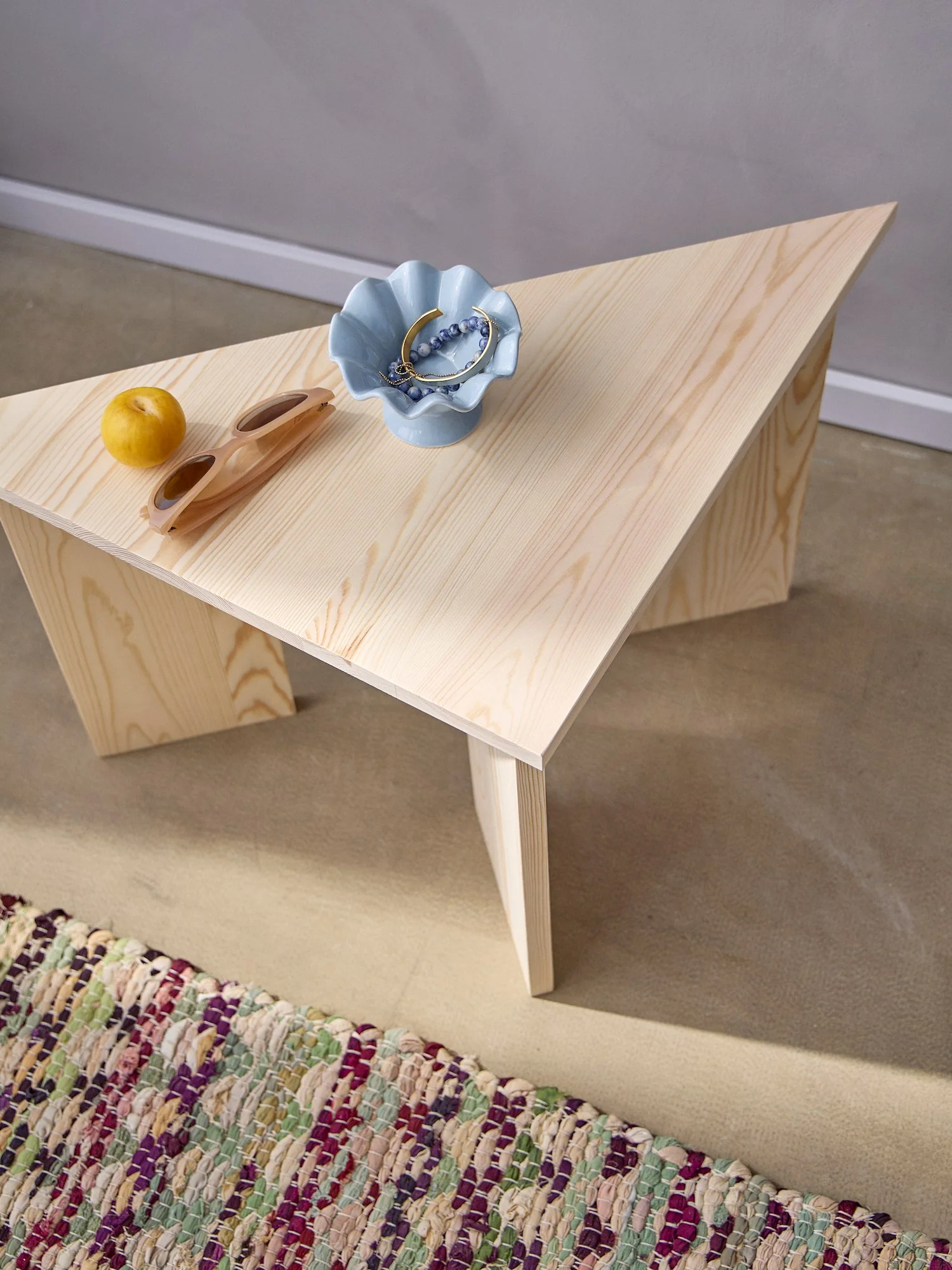 Triangular pinewood side table - Image 5