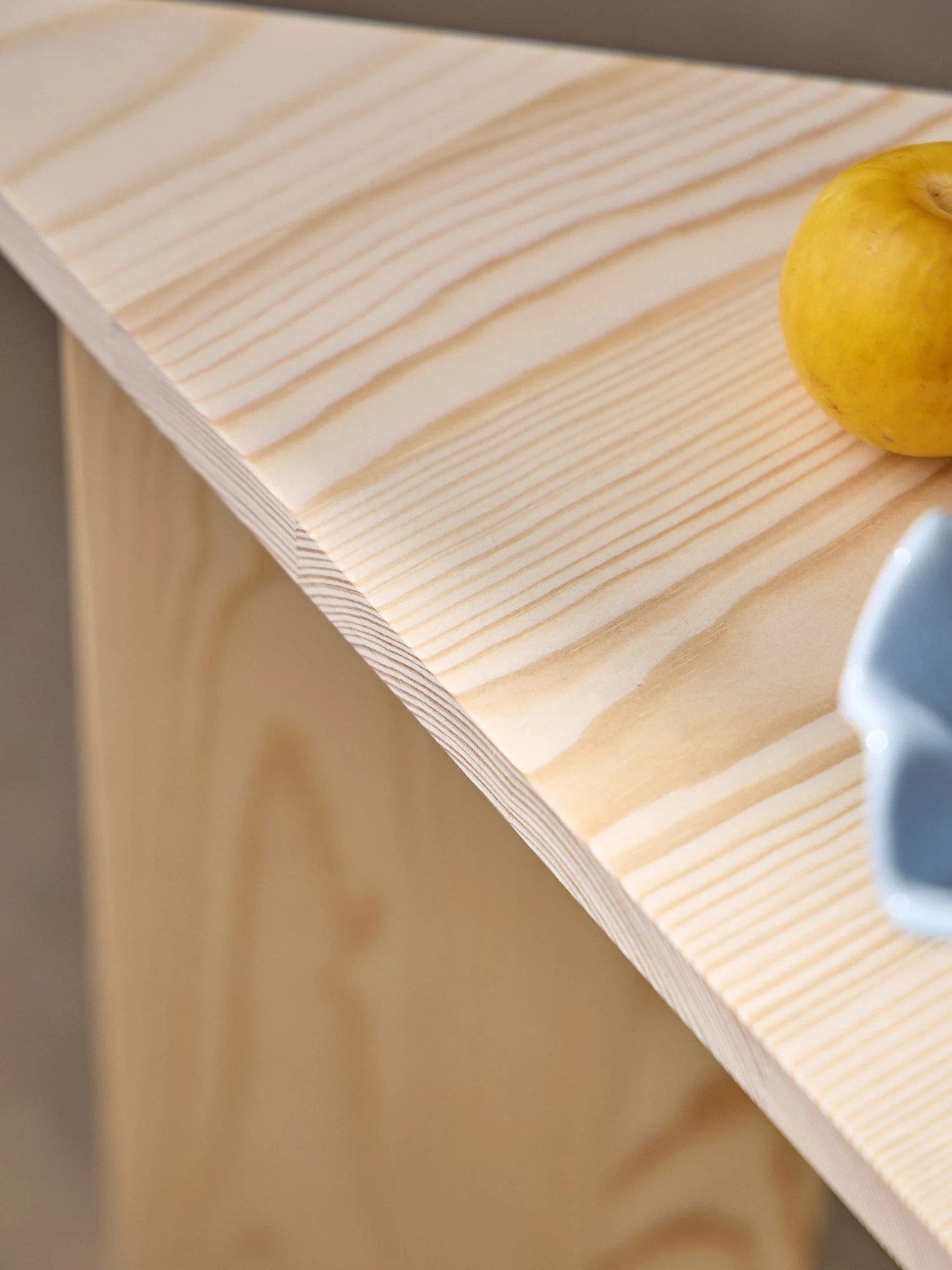 Triangular pinewood side table - Image 6