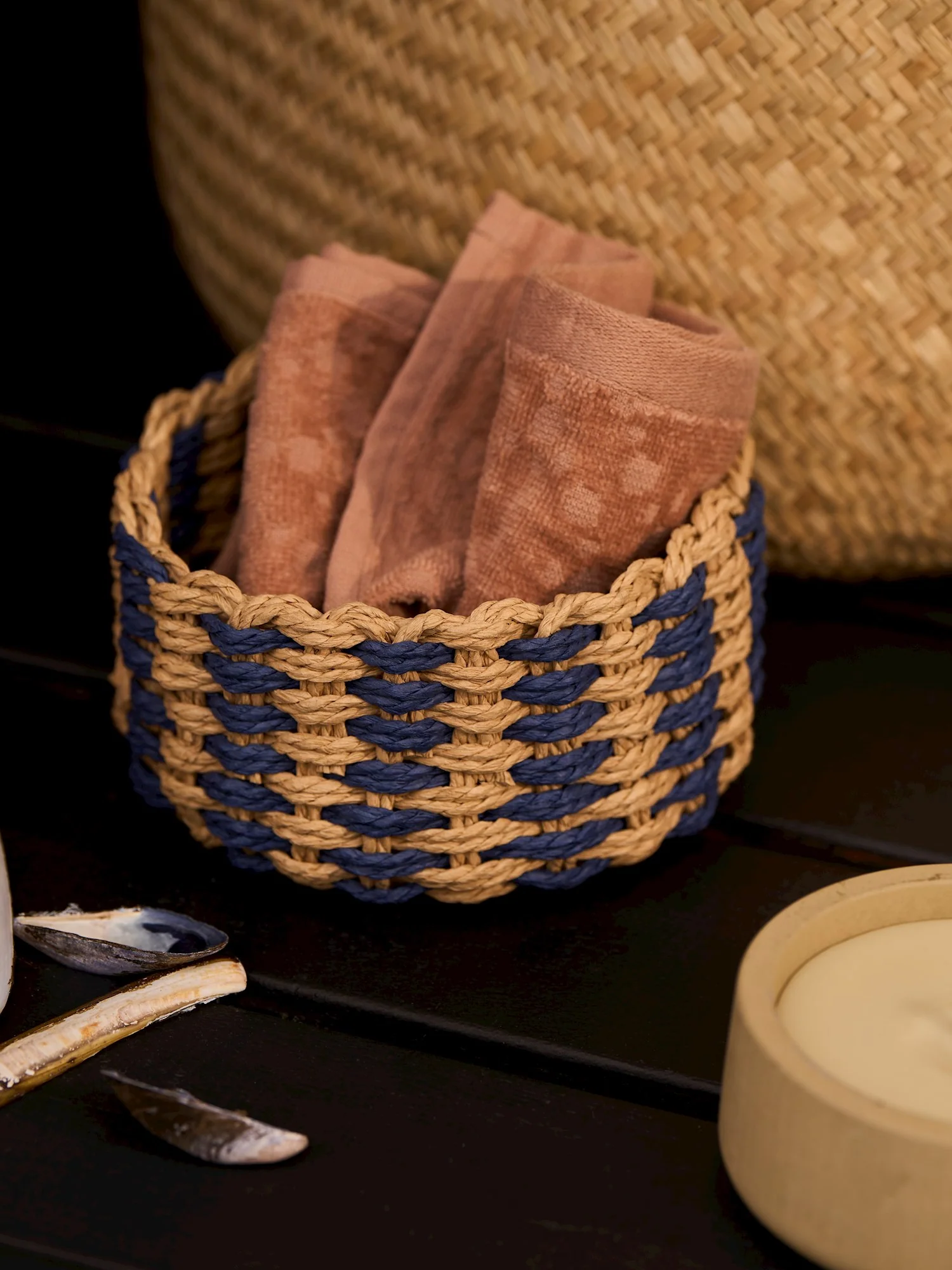Woven round basket - Image 2