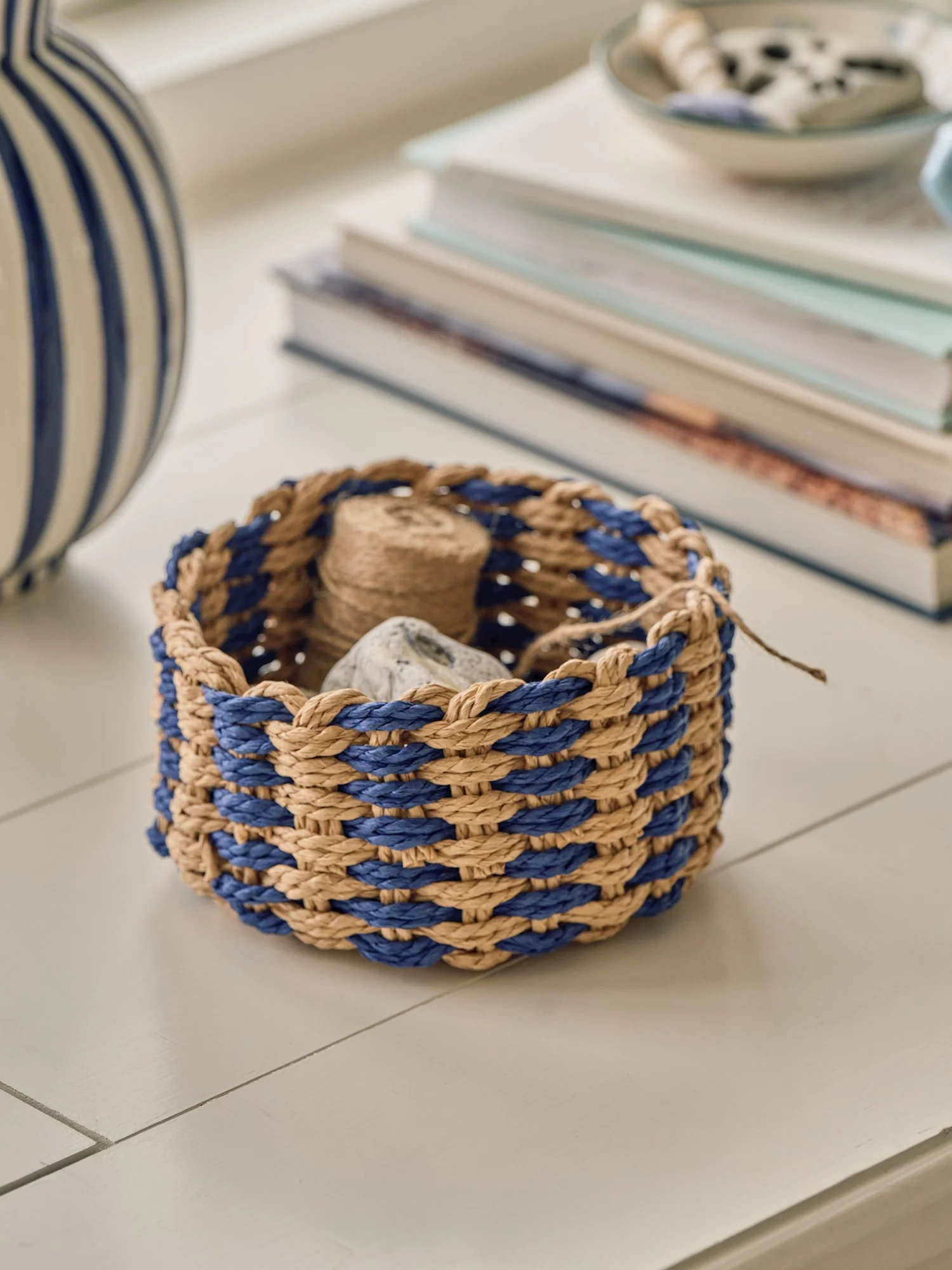 Woven round basket - Image 4