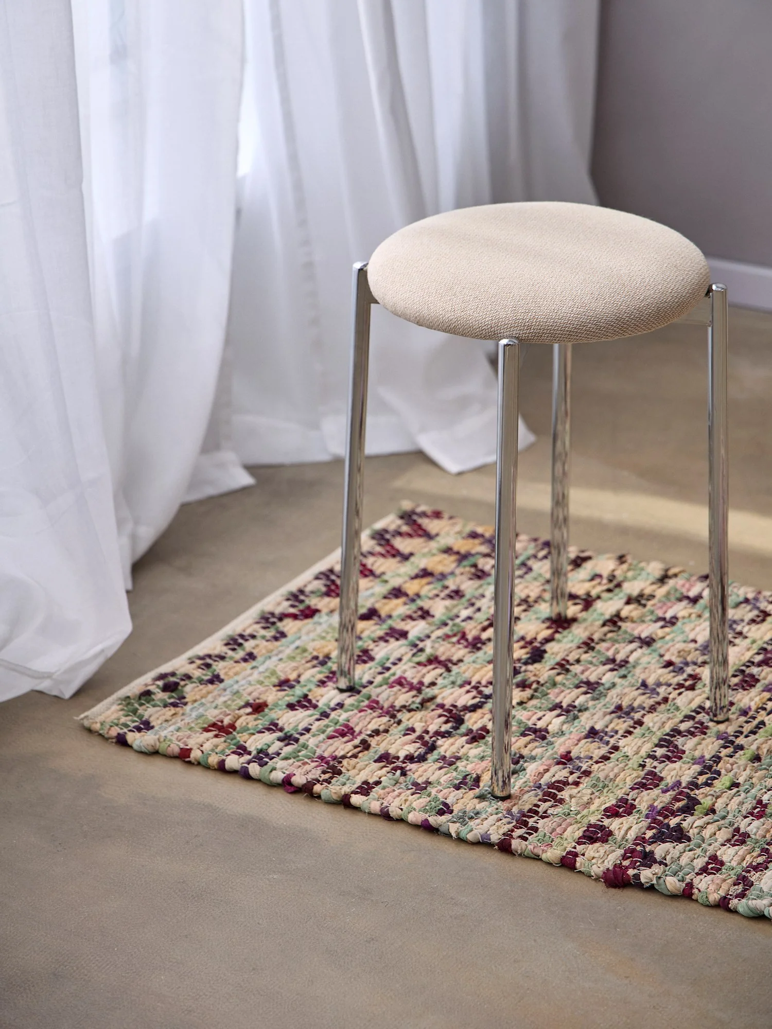 Stool with chrome-look frame - Image 4